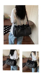 Bolso de viaje y gimnasio grande con patron de cuadros negros, ligero y comodo para viajes cortos.