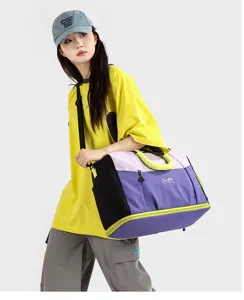 Grande borsa da viaggio sportiva per donna, borsone colorato e leggero per fitness e weekend.