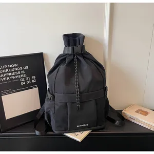 Detailansicht des schwarzen multifunktionalen Kordelzug-Rucksacks für Sport und Kurzreisen.