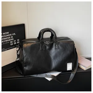 Schwarze weiche Leder Reisetasche minimalistische Fitness Sporttasche für Pendeln und Kurztrips.