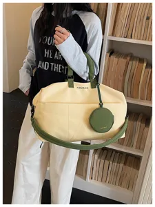 Borsa da viaggio casual in tela con tracolla verde e piccolo borsello per sport e uso quotidiano.
