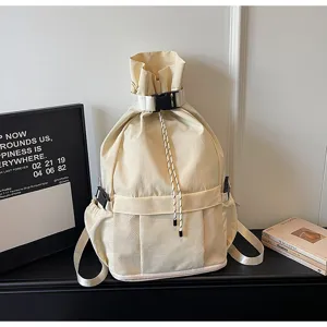 Beiger minimalistischer Kordelzug-Rucksack mit Schnallengurten und Netztfächern für den Alltag.