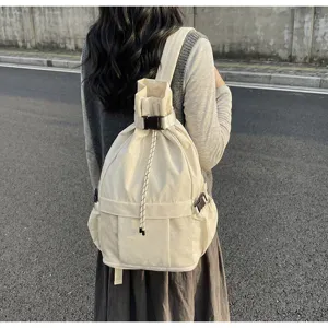 Detailansicht des beigen Kordelzug-Rucksacks mit praktischen Netztaschen und sicherem Verschluss.