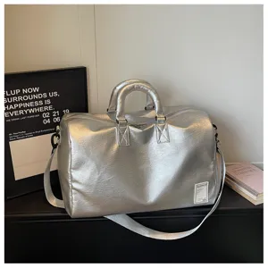 Silberne, metallische, weiche Leder-Reisetasche mit Griffen und Schultergurt fuer Fitness Pendeln.