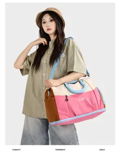 Grande borsone da viaggio per donna, borsa weekend colorata con grande capienza interna.