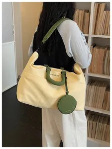 Grande borsa da viaggio sportiva con tracolla e piccolo portamonete per palestra.