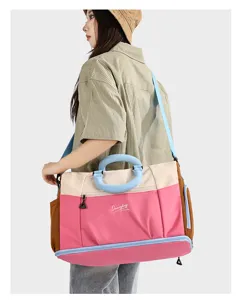 Vista dettagliata della grande borsa da viaggio multicolore, che mostra il design indossabile.