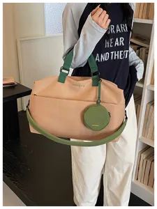 Elegante borsa da viaggio con manici verdi e piccola custodia per sport, palestra e tempo libero.