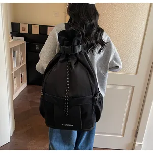 Stilvoller schwarzer Rucksack mit Kordelzug für Freizeit, Sport und tägliches Reisen.