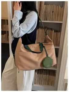 Elegante borsa da viaggio capiente con tracolla e taschino per palestra e sport.