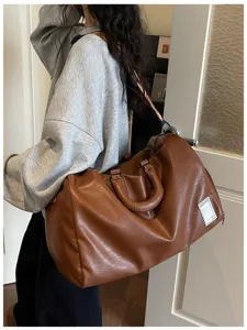 Große braune Reisetasche aus weichem Leder für Damen, stylische Sporttasche zum Pendeln.