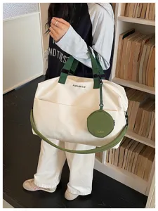 Borsone da viaggio casual e minimalista per uomo e donna, in elegante verde e bianco.