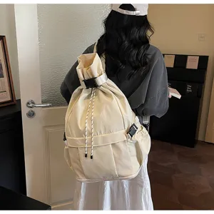 Detailansicht des Kordelzug-Rucksacks aus Canvas mit multifunktionalen Netztaschen und Schnallen.