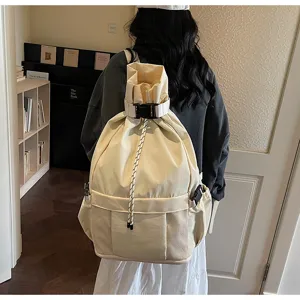 Multifunktionaler beiger Kordelzug-Rucksack, Freizeitreise-Tagesrucksack mit Netztaschen.