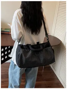 Vista detallada de la gran bolsa de viaje con diseño de cuadros, ideal para deporte y gimnasio.