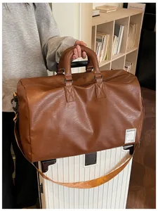 Braune Reisetasche aus Leder mit grossem Fassungsvermoegen Sporttasche Freizeit Pendler Gepaecktasche