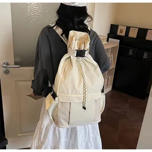 Lässiger cremefarbener Kordelzug-Rucksack mit Schnallenverschluss und seitlichen Netztaschen.