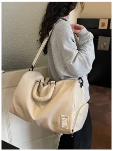 Weiche Leder Reisetasche, minimalistisches Design, ideal für Fitnessstudio und Kurztrips.