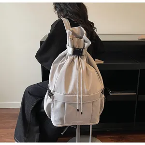 Lockerer grauer Kordelzug Rucksack multifunktionaler modischer Reiserucksack im Alltag.