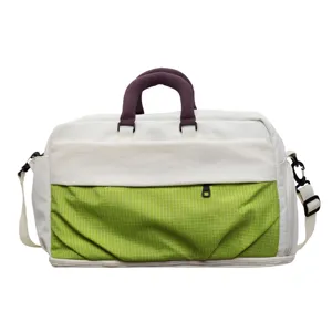 Large capacity expandable travel duffel bag for women, perfect for short business trips and yoga fitness.
