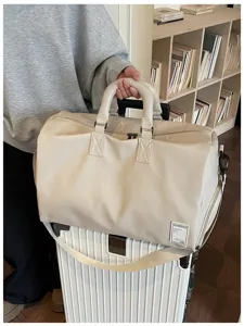 Weiche Leder Reisetasche Detail, cremefarbene Sporttasche Griff und Gurt Nahaufnahme Ansicht.