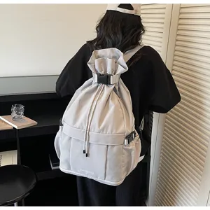 Detailansicht des hellgrauen Kordelzug-Rucksacks, multifunktionale Sporttasche fuer den Alltag.