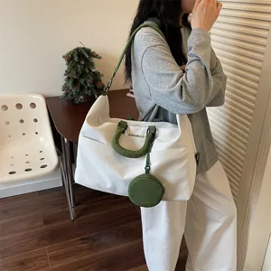 Grande borsa da viaggio per uomo e donna, elegante borsone sportivo fitness di colore bianco.