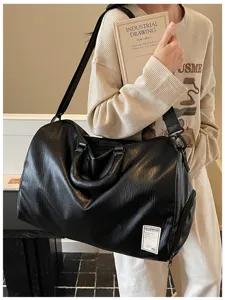 Schwarze weiche Leder Reisetasche, geräumige Sporttasche Umhängetasche für Pendler.