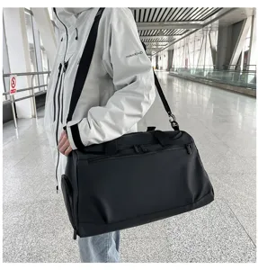 Vue détaillée du grand sac de voyage noir, bagage de sport étanche léger pour les voyages.