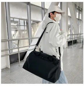 Grand sac de voyage pour homme, sac de sport étanche et léger idéal pour les courts trajets.