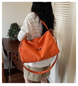 Large capacity travel duffel bag with shoulder strap, lightweight fitness sports luggage bag.