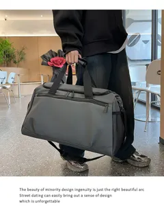 Vue détaillée du grand sac de voyage gris montrant les finitions et la texture résistante.