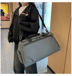 Grand sac de voyage gris étanche sac de sport étanche pour homme et voyages courts.
