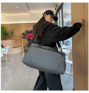 Vue détaillée du grand sac de voyage gris dans un cadre intérieur moderne de style de vie.