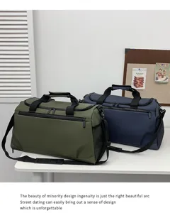 Ensemble de sacs de voyage de sport avec details de compartiments multiples sur un bureau.