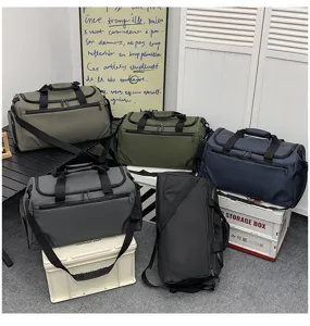 Vue détaillée du grand sac de voyage avec plusieurs options de couleur et bandoulière.