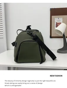 Sac de voyage vert armée, vue de détail avec poche zippée et sangle réglable pratique.