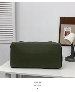 Grand sac de voyage de grande capacité pour homme, bagage léger pour court séjour en vert.