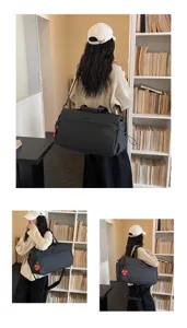 Vue détaillée du sac de voyage noir montrant plusieurs angles de port dans un décor de vie.