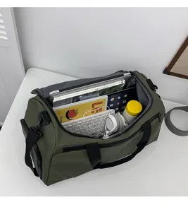 Grand sac de voyage sport pour homme, sac de sport léger avec compartiment étanche.
