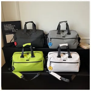 Sac de voyage grand format multifonctionnel disponible en plusieurs coloris tendance.