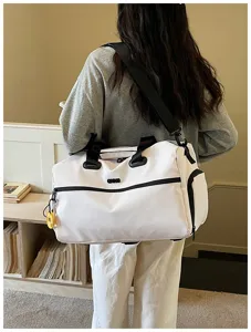 Grand sac de voyage fourre-tout pour courts séjours, sac de sport léger avec bandoulière.