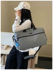 Grand sac de voyage gris, sac de sport imperméable léger et avec bandoulière.