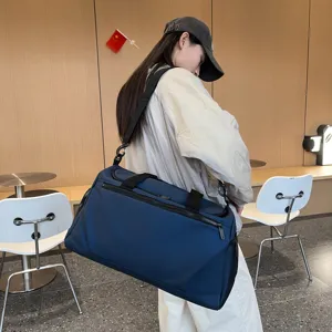 Grand sac de voyage imperméable sac de sport et de fitness pour hommes et femmes en couleur bleue.