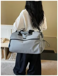 Grand sac de voyage avec bandoulière, idéal pour les courts séjours et le sport.