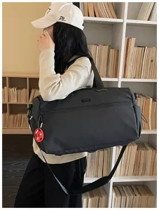 Vue détaillée du grand sac de voyage de grande capacité idéal pour les courts séjours d'affaires.