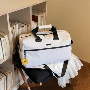 Grand sac de voyage blanc avec sangles noires pour courts sejours et voyages d'affaires.