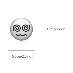 Vue détaillée de l'autocollant emoji visage étourdi avec guide de taille 5cm, design propre.