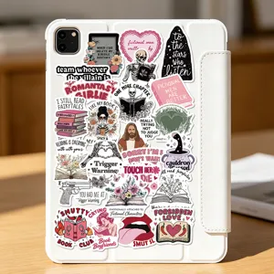 Vista dettagliata di adesivi per amanti dei libri con citazioni letterarie e design estetici rosa.