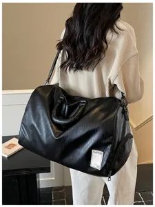 Schwarze Reisetasche aus weichem Leder mit Schulterriemen, großes Wochenendgepäck.